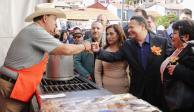 El gobernador Julio Menchaca saluda a un productor de pastes durante la inauguración del Festival Internacional del Paste 2022