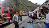 Bomberos y paramédicos de Colombia laboraron por nueve horas para retirar el autobús, que se volcó en una carretera del departamento de Nariño