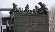 Los miembros del servicio de las tropas prorrusas se ven en el cuerpo de un camión durante el conflicto entre Ucrania y Rusia en una carretera cerca de la ciudad portuaria sitiada del sur de Mariupol, Ucrania, el 21 de marzo de 2022