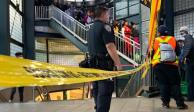 Hombre muere al ser atropellado por tren en el Metro de Nueva York tras riña provocada, presuntamente, por un celular.