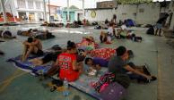 Migrantes venezolanos descansan en una cancha de San Pedro Tapanatepec, Oaxaca, el pasado martes.