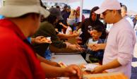 Migrantes venezolanos reciben alimentos de una iglesia cristiana, ayer, en Ciudad Juárez.