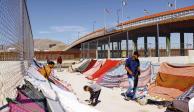Migrantes venezolanos cerca del puente fronterizo internacional Paso del Norte, en Ciudad Juárez.