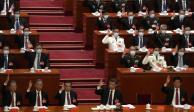 El presidente de China, Xi Jinping (fila inferior, centro), y otros delegados, durante la ceremonia de clausura del XX Congreso Nacional del Partido Comunista de China, en el Gran Salón del Pueblo, en Beijing
