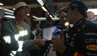 Brad Pitt saluda a Checo Pérez durante las prácticas del GP de Estados Unidos