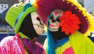 Dos catrinas, durante la ya tradicional procesión que tuvo lugar ayer, en la Ciudad de México.