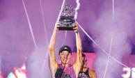 Jessica Pegula levanta el trofeo que la acredita como monarca  del WTA 1000 Guadalajara Open AKRON, ayer.