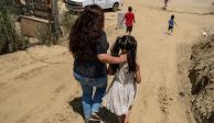 Menor de edad migrante acompañada de un adulto en frontera mexicanal..