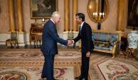 El rey Carlos III (izq.) recibe al premier británico, Rishi Sunak, en el Palacio de Buckingham, ayer.