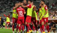 Futbolistas de los Diablos Rojos celebran un tanto ante el Santos.