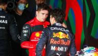Charles Leclerc y Checo Pérez hablan tras un Gran Premio de Fórmula 1.