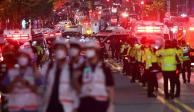 Los equipos de rescate trabajan en el lugar donde decenas de personas resultaron heridas en una estampida durante un festival de Halloween en Seúl, Corea del Sur, el 30 de octubre de 2022