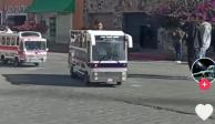 Autobuses miniatura recorriendo las calles de San Juan, Teotihuacán.<br>
