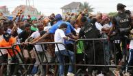 Policía de Kinsasa intenta contener a la gente que se hacinó en el Estadio de los Mártires.