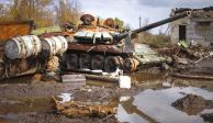 Tanques rusos inhabilitados por los ucranianos reflejan el abandono en Járkov.