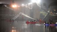 Cuerpos de emergencia avanzan en lanchas en busca de víctimas, ayer.