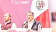 El gobernador de Tamaulipas, Américo Villarreal Anaya (derecha).