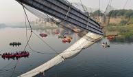 Por colapso del puente colgante en el oeste de India, autoridades del país asiático han detenido a nueve personas
