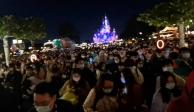 Miles de visitantes quedaron atrapados en el parque de diversiones de Disney en Shanghái, China, luego de que cerró de de forma abrupta debido al cambio de medidas de COVID-19