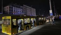 El transporte público es lo poco que alumbra algunas de las calles en Ucrania durante la noche de apagones.