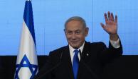 El expremier Benjamin Netanyahu saluda a simpatizantes tras los comicios.