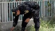 Elemento de la policía de Perú indaga en el hogar donde ocurrieron los hechos.