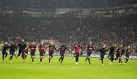 Jugadores del Milan festejan con sus aficionados, tras una victoria, en San Siro.