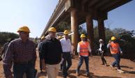 Gobernador de Jalisco, Enrique Alfaro, supervisa avances en la construcción del acueducto.