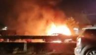 Carambola en la México-Querétaro; reportan autos en llamas