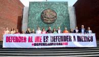 Diputados de MC desplegaron ayer frente a San Lázaro una manta con la leyenda: “Defender al INE es defender a México”.