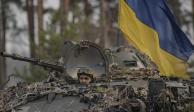 Efectivos ucranianos se movilizan en un vehículo blindado donde había una posición rusa que fue derrotada, el jueves 31 de marzo de 2022, en las afueras de Kiev