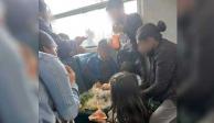 La imagen de la familia que sin tapujos disfrutó un "taco placero" en un vagón del Metro