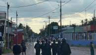 Oficiales sandinistas bloquean el paso hacia un centro de votación durante el recuento, ayer.