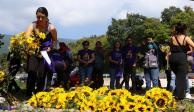 Familia y amigos de Ariadna protestan en el sitio donde encontraron el cuerpo de la joven.