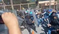 Normalistas se enfrentan con policías en Chilpancingo.