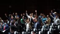 La bancada de Morena celebra la aprobación en lo general de la Ley de Egresos para el presupuesto 2023 durante la sesión ordinaria de la Cámara de Diputados.