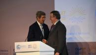 El canciller Marcelo Ebrard da la mano a John Kerry, enviado Presidencial Especial de Estados Unidos
