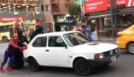 Batman, Spiderman y Darth Vader empujan auto descompuesto en Córdoba, Argentina; momento se hace viral