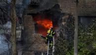 Los bomberos trabajan para apagar un incendio en un edificio residencial afectado por un ataque con misiles rusos, en medio del ataque de Rusia a Ucrania, en Kyiv, Ucrania, el 15 de noviembre de 2022.
