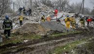 Rescatistas realizan trabajos en un edificio destruido por ataques con misiles rusos en la ciudad de Vilniansk.