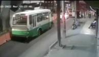 Pasajeros de microbús golpean a sujeto que los asaltó en Tláhuac; otro escapa