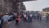 Maestros de Guerrero bloquean la autopista México-Cuernavaca