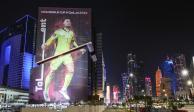 Un anuncio gigante del Mundial Qatar 2022 cubre parte de un rascacielos con la foto del arquero alemán Manuel Neuer en Doha.