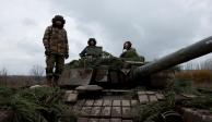 Soldados ucranianos disparan una ronda de un antiguo tanque ruso, en Bakhmut el pasado 6 de noviembre de 2022