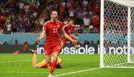 Gareth Bale, de Gales, celebra marcar su primer gol.