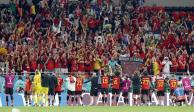 Seleccionados belgas festejan con sus aficionados su primera victoria en Qatar.
