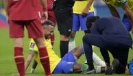 Neymar es atendido por los médicos en el partido ante Serbia en el Mundial 2022