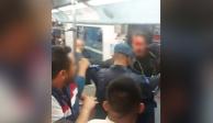 Dos hombres se pelean dentro de vagón del metro y uno de ellos le escupe al otro