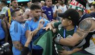 Seguidores de México y Argentina pelean en el Estadio Lusial, previo al partido de la Copa del Mundo Qatar 2022.