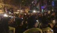 Imagen de un video obtenida por The Associated Press de la policía viendo a manifestantes en Shanghái el sábado, 26 de noviembre de 2022